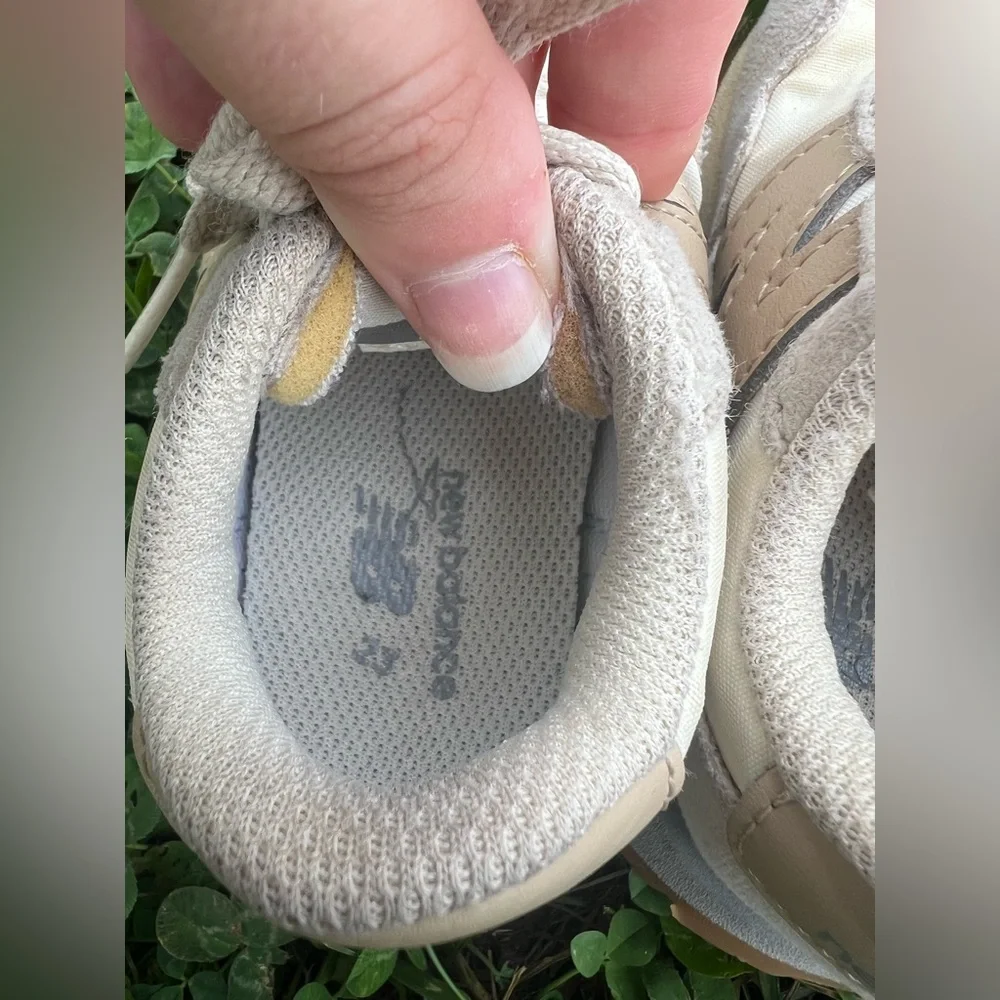 New Balance Child Size 8 Cream & Grey Running Shoes - Picture 7 of 11